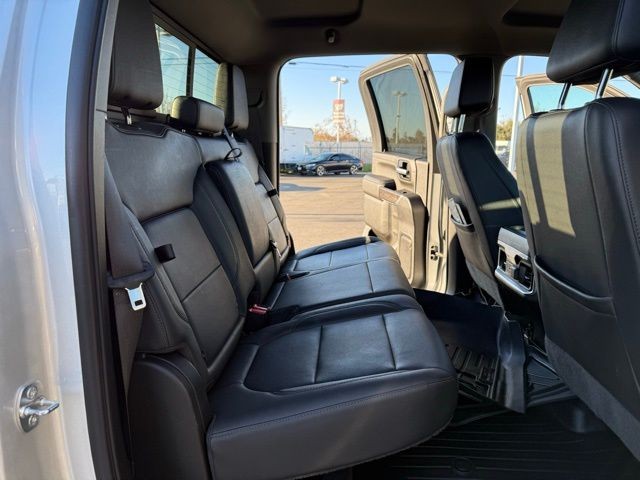 Chevrolet Silverado 3500HD Vehicle Full-screen Gallery Image 23