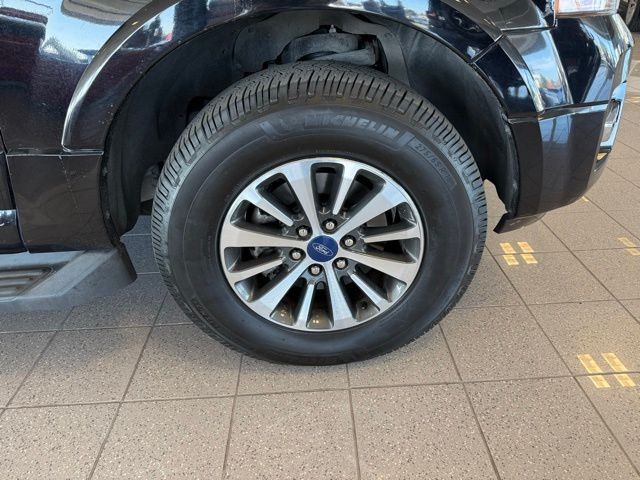 Ford Expedition Vehicle Full-screen Gallery Image 10