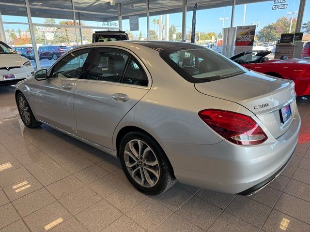 Mercedes-Benz C-Class Vehicle Full-screen Gallery Image 05