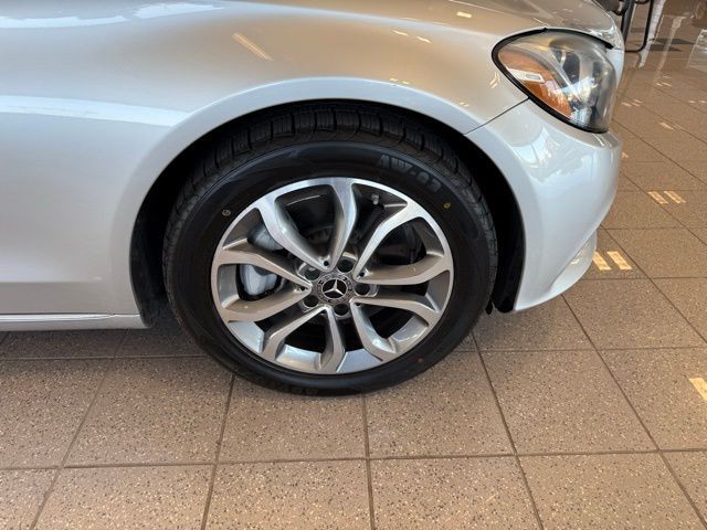 Mercedes-Benz C-Class Vehicle Full-screen Gallery Image 10