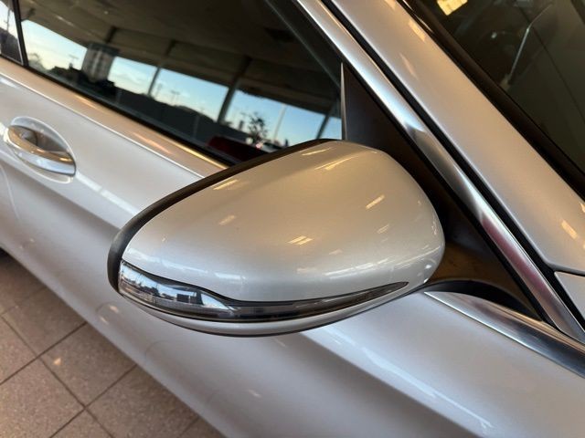 Mercedes-Benz C-Class Vehicle Full-screen Gallery Image 11