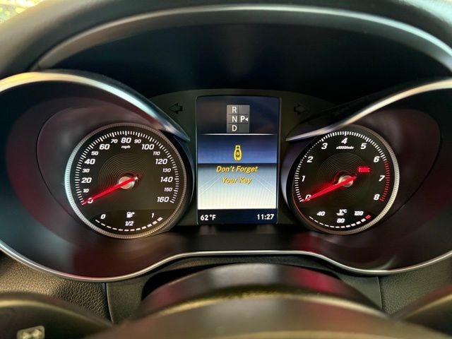 Mercedes-Benz C-Class Vehicle Full-screen Gallery Image 12