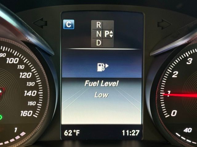 Mercedes-Benz C-Class Vehicle Full-screen Gallery Image 13