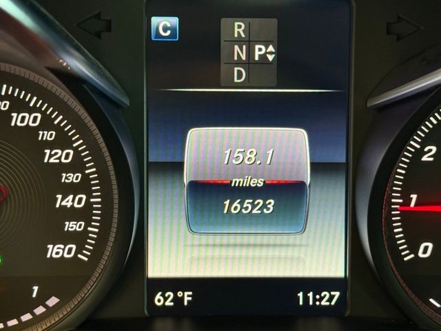 Mercedes-Benz C-Class Vehicle Full-screen Gallery Image 14