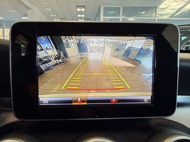 Mercedes-Benz C-Class Vehicle Full-screen Gallery Image 15