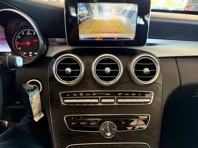 Mercedes-Benz C-Class Vehicle Full-screen Gallery Image 16