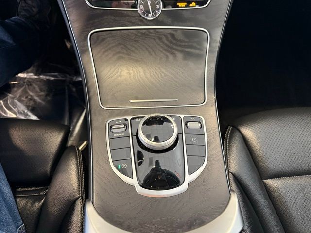 Mercedes-Benz C-Class Vehicle Full-screen Gallery Image 17