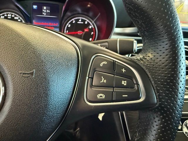 Mercedes-Benz C-Class Vehicle Full-screen Gallery Image 18