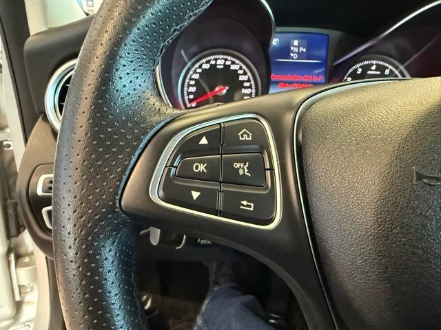 Mercedes-Benz C-Class Vehicle Full-screen Gallery Image 19