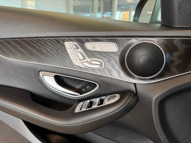 Mercedes-Benz C-Class Vehicle Full-screen Gallery Image 20