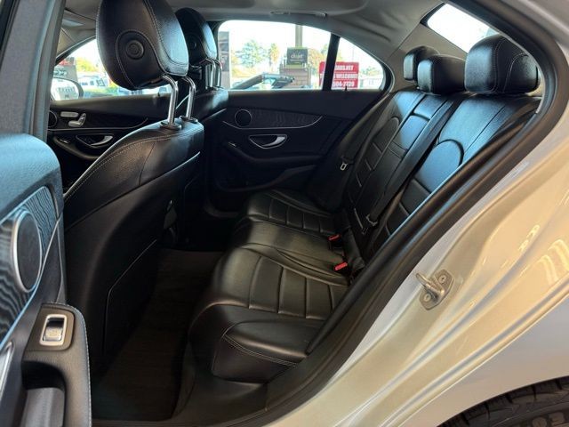 Mercedes-Benz C-Class Vehicle Full-screen Gallery Image 21