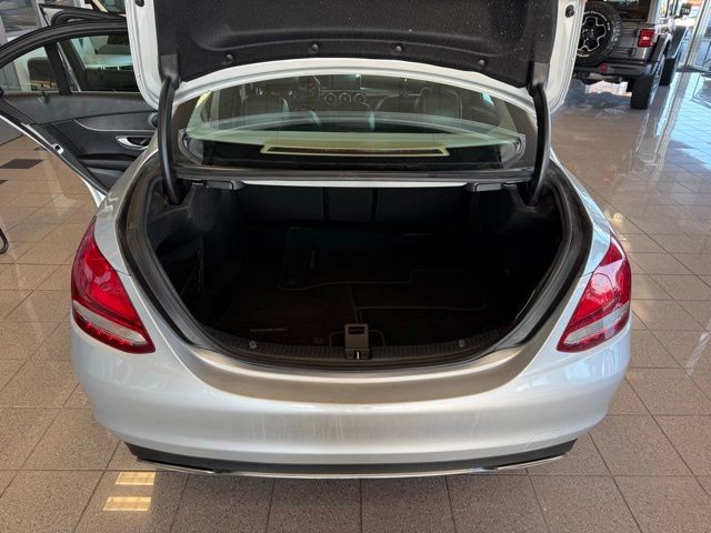 Mercedes-Benz C-Class Vehicle Full-screen Gallery Image 22