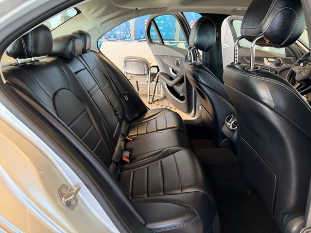 Mercedes-Benz C-Class Vehicle Full-screen Gallery Image 23