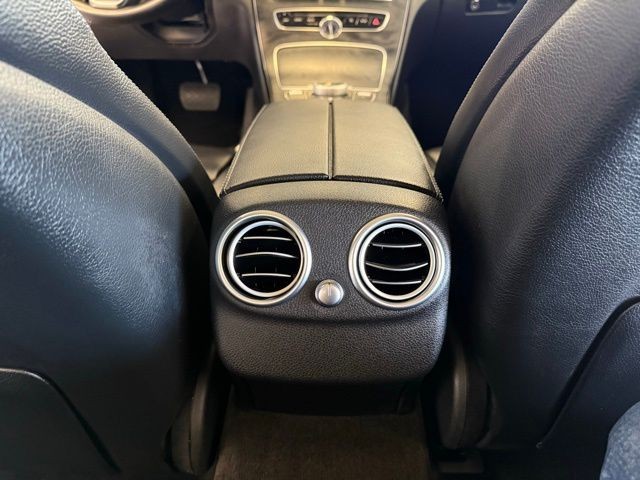 Mercedes-Benz C-Class Vehicle Full-screen Gallery Image 24