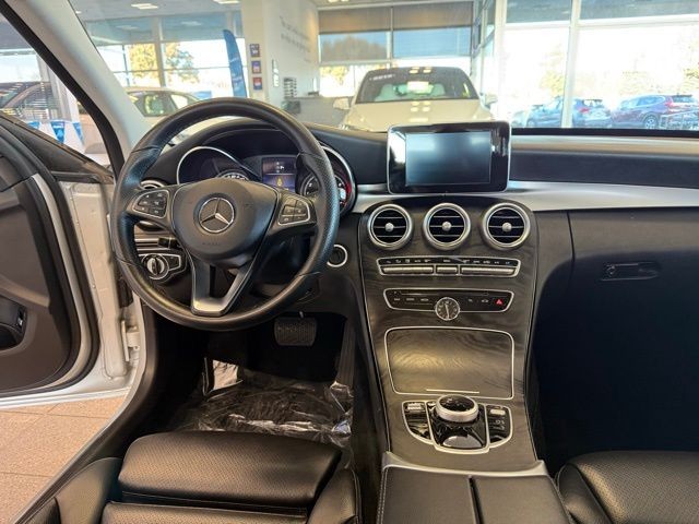 Mercedes-Benz C-Class Vehicle Full-screen Gallery Image 25