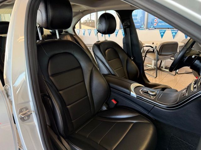 Mercedes-Benz C-Class Vehicle Full-screen Gallery Image 26