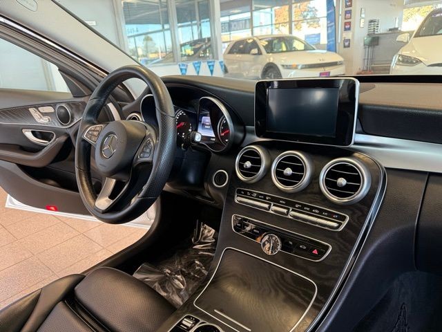 Mercedes-Benz C-Class Vehicle Full-screen Gallery Image 27