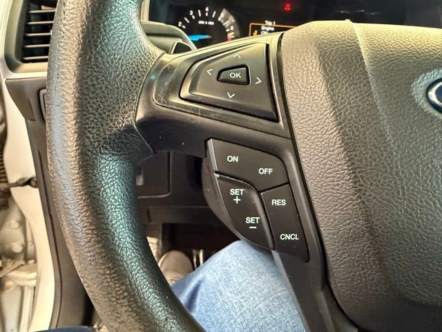 Ford Edge Vehicle Full-screen Gallery Image 18