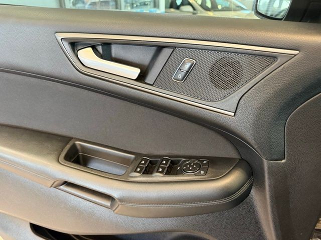 Ford Edge Vehicle Full-screen Gallery Image 19