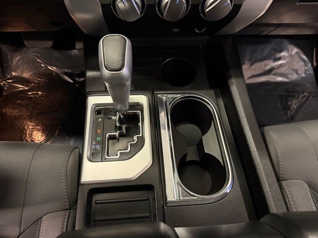 Toyota Tundra 2WD Truck Vehicle Full-screen Gallery Image 16