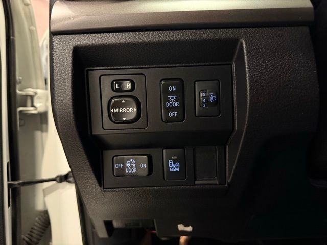 Toyota Tundra 2WD Truck Vehicle Full-screen Gallery Image 19