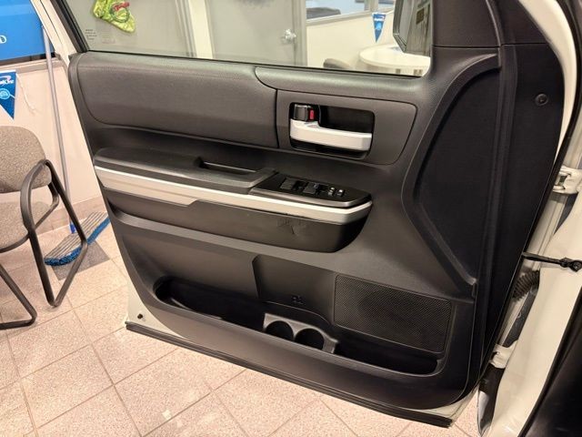 Toyota Tundra 2WD Truck Vehicle Full-screen Gallery Image 21