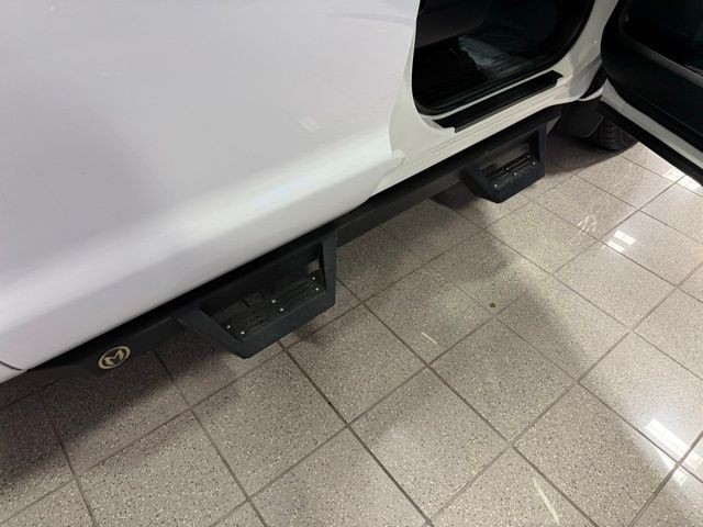 Toyota Tundra 2WD Truck Vehicle Full-screen Gallery Image 26