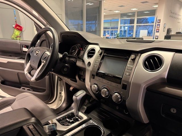 Toyota Tundra 2WD Truck Vehicle Full-screen Gallery Image 28