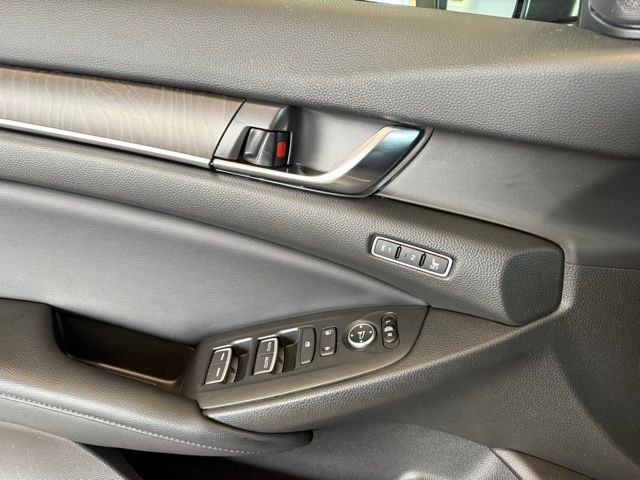 Honda Accord Sedan Vehicle Full-screen Gallery Image 20