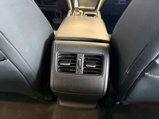 Honda Accord Sedan Vehicle Full-screen Gallery Image 25