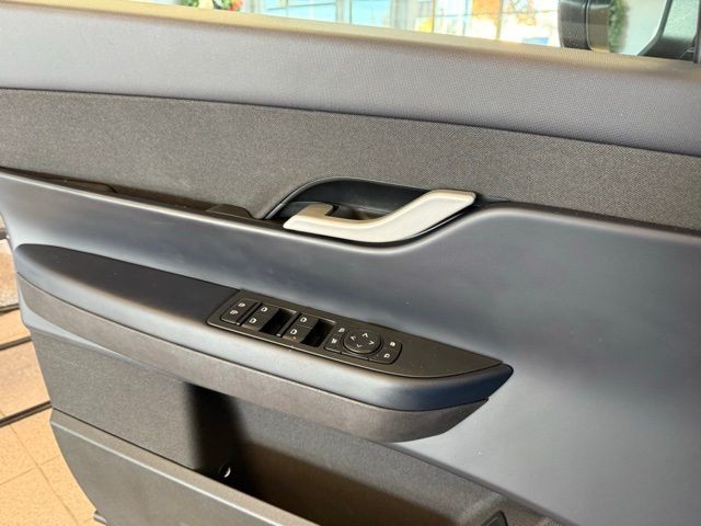 Fisker Ocean Vehicle Full-screen Gallery Image 16