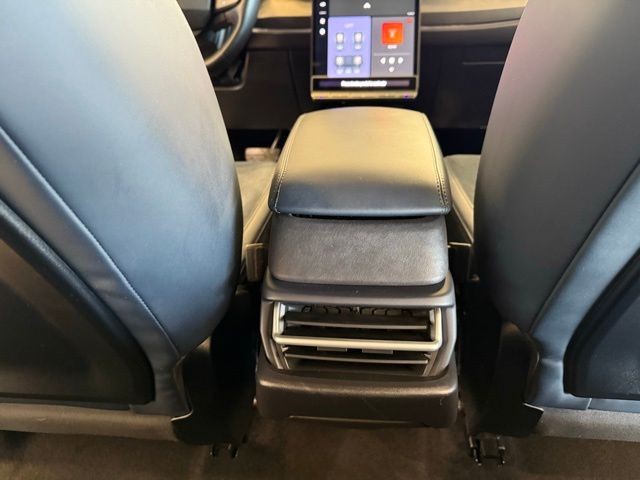 Fisker Ocean Vehicle Full-screen Gallery Image 21