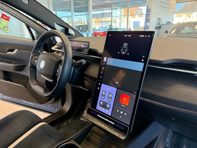 Fisker Ocean Vehicle Full-screen Gallery Image 24