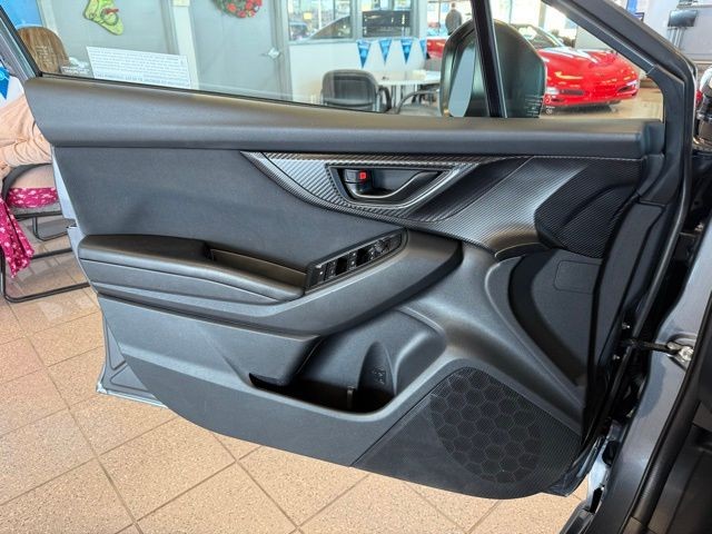 Subaru Crosstrek Vehicle Full-screen Gallery Image 19