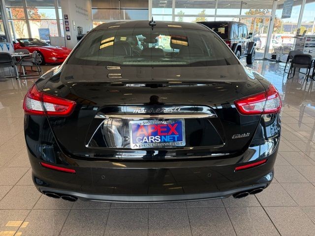 Maserati Ghibli Vehicle Full-screen Gallery Image 04