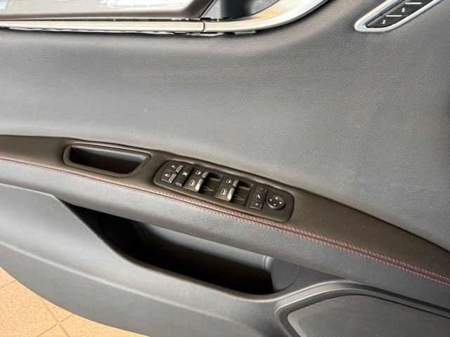 Maserati Ghibli Vehicle Full-screen Gallery Image 18