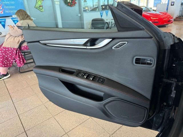 Maserati Ghibli Vehicle Full-screen Gallery Image 19