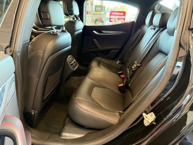 Maserati Ghibli Vehicle Full-screen Gallery Image 20