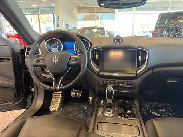 Maserati Ghibli Vehicle Full-screen Gallery Image 23