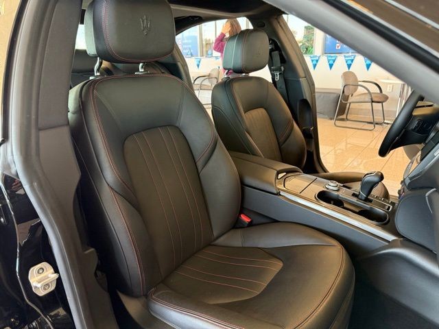 Maserati Ghibli Vehicle Full-screen Gallery Image 24