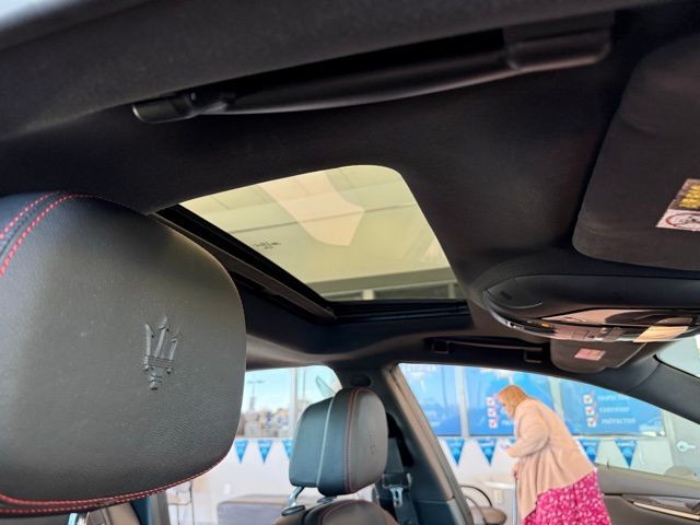 Maserati Ghibli Vehicle Full-screen Gallery Image 25