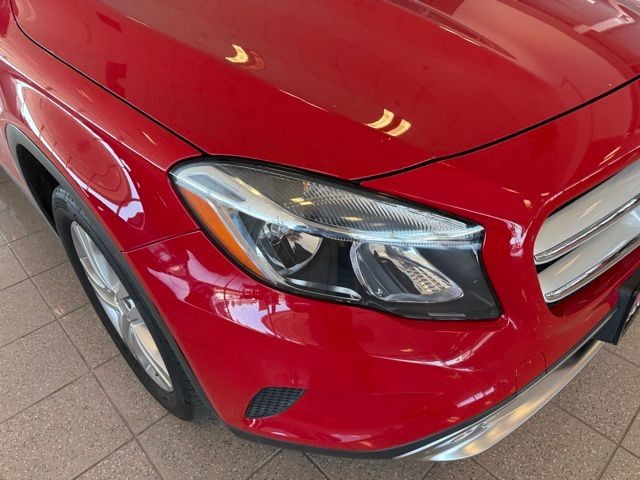 Mercedes-Benz GLA Vehicle Full-screen Gallery Image 09