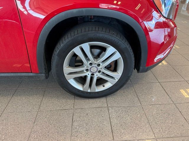 Mercedes-Benz GLA Vehicle Full-screen Gallery Image 10