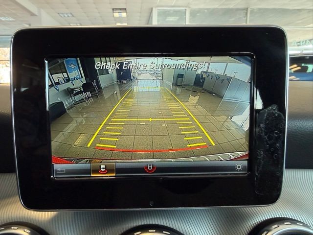 Mercedes-Benz GLA Vehicle Full-screen Gallery Image 14