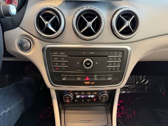 Mercedes-Benz GLA Vehicle Full-screen Gallery Image 15