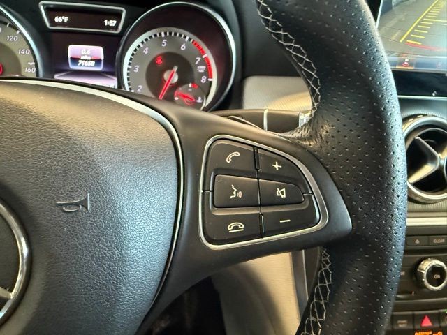 Mercedes-Benz GLA Vehicle Full-screen Gallery Image 16