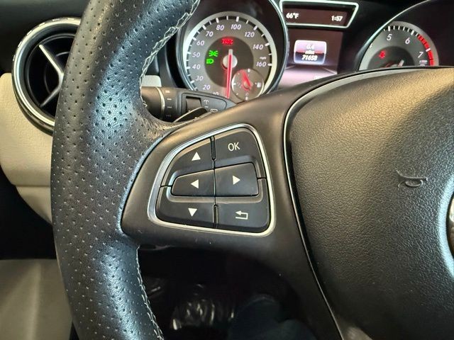 Mercedes-Benz GLA Vehicle Full-screen Gallery Image 17