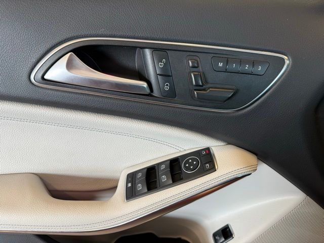 Mercedes-Benz GLA Vehicle Full-screen Gallery Image 18