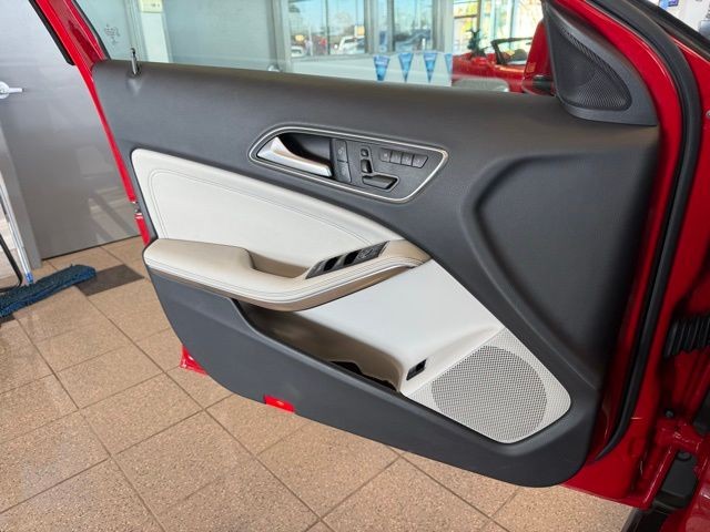 Mercedes-Benz GLA Vehicle Full-screen Gallery Image 19