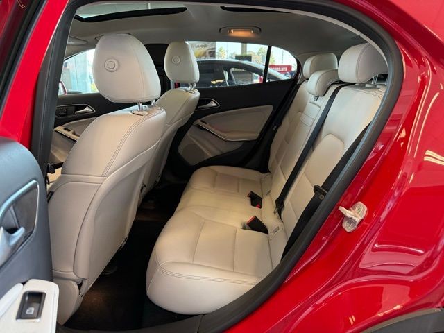 Mercedes-Benz GLA Vehicle Full-screen Gallery Image 20